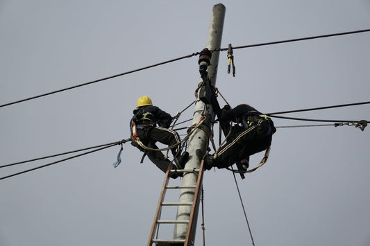 Powerlines in Bad Weather: What PPE to Wear to Stay Safe